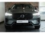 Volvo XC60 T6 Plug-in hybrid AWD Plus Dark | Harman Kardon Premium Audio | Blond Lederen Bekleding | Nieuw Model | 20'' Lichtmetalen Velgen | Head-Up Display | Panoramadak | 360° Parkeercamera | Parkeersensoren voor + achter