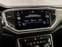 Volkswagen T-Roc 1.5 TSI Sport 150Pk Automaat (APPLE CARPLAY, GROOT NAVI, ADAPTIVE CRUISE, SPORTSTOELEN, PARKEERSENSOREN, LANE ASSIST, NIEUWE APK, NIEUWSTAAT)