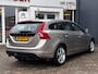 Volvo V60 1.6 T4 Kinetic | 180 PK | Automaat | Trekhaak | Climate Control | Stoelverwarming | Navigatie