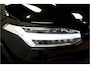 Volvo XC90 2.0 T8 AWD 287kW/390pk Aut8 Twin Engine Inscription 7P LUCHTVERING + PANORAMADAK + HARMAN/KARDON + ADAPT.CRUISE + 360 CAMERA + PILOT ASSIST + STOEL-&STUURVERWARMING + EL.TREKHAAK + HEAD-UP + BLIS + LANE ASSIST + PARKSENSOREN + 20" LM-VELGEN!!