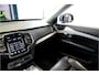 Volvo XC90 2.0 T8 AWD 287kW/390pk Aut8 Twin Engine Inscription 7P LUCHTVERING + PANORAMADAK + HARMAN/KARDON + ADAPT.CRUISE + 360 CAMERA + PILOT ASSIST + STOEL-&STUURVERWARMING + EL.TREKHAAK + HEAD-UP + BLIS + LANE ASSIST + PARKSENSOREN + 20" LM-VELGEN!!