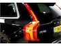 Volvo XC90 2.0 T8 AWD 287kW/390pk Aut8 Twin Engine Inscription 7P LUCHTVERING + PANORAMADAK + HARMAN/KARDON + ADAPT.CRUISE + 360 CAMERA + PILOT ASSIST + STOEL-&STUURVERWARMING + EL.TREKHAAK + HEAD-UP + BLIS + LANE ASSIST + PARKSENSOREN + 20" LM-VELGEN!!
