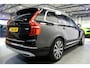 Volvo XC90 2.0 T8 AWD 287kW/390pk Aut8 Twin Engine Inscription 7P LUCHTVERING + PANORAMADAK + HARMAN/KARDON + ADAPT.CRUISE + 360 CAMERA + PILOT ASSIST + STOEL-&STUURVERWARMING + EL.TREKHAAK + HEAD-UP + BLIS + LANE ASSIST + PARKSENSOREN + 20" LM-VELGEN!!