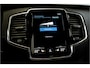 Volvo XC90 2.0 T8 AWD 287kW/390pk Aut8 Twin Engine Inscription 7P LUCHTVERING + PANORAMADAK + HARMAN/KARDON + ADAPT.CRUISE + 360 CAMERA + PILOT ASSIST + STOEL-&STUURVERWARMING + EL.TREKHAAK + HEAD-UP + BLIS + LANE ASSIST + PARKSENSOREN + 20" LM-VELGEN!!