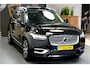 Volvo XC90 2.0 T8 AWD 287kW/390pk Aut8 Twin Engine Inscription 7P LUCHTVERING + PANORAMADAK + HARMAN/KARDON + ADAPT.CRUISE + 360 CAMERA + PILOT ASSIST + STOEL-&STUURVERWARMING + EL.TREKHAAK + HEAD-UP + BLIS + LANE ASSIST + PARKSENSOREN + 20" LM-VELGEN!!