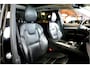 Volvo XC90 2.0 T8 AWD 287kW/390pk Aut8 Twin Engine Inscription 7P LUCHTVERING + PANORAMADAK + HARMAN/KARDON + ADAPT.CRUISE + 360 CAMERA + PILOT ASSIST + STOEL-&STUURVERWARMING + EL.TREKHAAK + HEAD-UP + BLIS + LANE ASSIST + PARKSENSOREN + 20" LM-VELGEN!!