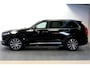 Volvo XC90 2.0 T8 AWD 287kW/390pk Aut8 Twin Engine Inscription 7P LUCHTVERING + PANORAMADAK + HARMAN/KARDON + ADAPT.CRUISE + 360 CAMERA + PILOT ASSIST + STOEL-&STUURVERWARMING + EL.TREKHAAK + HEAD-UP + BLIS + LANE ASSIST + PARKSENSOREN + 20" LM-VELGEN!!