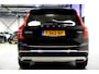 Volvo XC90 2.0 T8 AWD 287kW/390pk Aut8 Twin Engine Inscription 7P LUCHTVERING + PANORAMADAK + HARMAN/KARDON + ADAPT.CRUISE + 360 CAMERA + PILOT ASSIST + STOEL-&STUURVERWARMING + EL.TREKHAAK + HEAD-UP + BLIS + LANE ASSIST + PARKSENSOREN + 20" LM-VELGEN!!