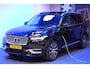 Volvo XC90 2.0 T8 AWD 287kW/390pk Aut8 Twin Engine Inscription 7P LUCHTVERING + PANORAMADAK + HARMAN/KARDON + ADAPT.CRUISE + 360 CAMERA + PILOT ASSIST + STOEL-&STUURVERWARMING + EL.TREKHAAK + HEAD-UP + BLIS + LANE ASSIST + PARKSENSOREN + 20" LM-VELGEN!!
