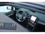 Volvo XC40 B4 AUT7 197PK Plus Black Edition, Panoramisch Schuif-/Kanteldak, Adaptieve Cruise Control met Pilot Assist, Premium Audio by Harman Kardon, Elektrisch bedienbare bestuurdersstoel met geheugen, 360 Parkeercamera, Park Assist voor + achter, Verwarmbare voorstoelen + stuurwiel, Adaptieve koplampen, 20'' Lichtmetalen wielen