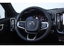 Volvo XC40 B4 AUT7 197PK Plus Black Edition, Panoramisch Schuif-/Kanteldak, Adaptieve Cruise Control met Pilot Assist, Premium Audio by Harman Kardon, Elektrisch bedienbare bestuurdersstoel met geheugen, 360 Parkeercamera, Park Assist voor + achter, Verwarmbare voorstoelen + stuurwiel, Adaptieve koplampen, 20'' Lichtmetalen wielen