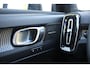 Volvo XC40 B4 AUT7 197PK Plus Black Edition, Panoramisch Schuif-/Kanteldak, Adaptieve Cruise Control met Pilot Assist, Premium Audio by Harman Kardon, Elektrisch bedienbare bestuurdersstoel met geheugen, 360 Parkeercamera, Park Assist voor + achter, Verwarmbare voorstoelen + stuurwiel, Adaptieve koplampen, 20'' Lichtmetalen wielen