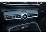 Volvo XC40 B4 AUT7 197PK Plus Black Edition, Panoramisch Schuif-/Kanteldak, Adaptieve Cruise Control met Pilot Assist, Premium Audio by Harman Kardon, Elektrisch bedienbare bestuurdersstoel met geheugen, 360 Parkeercamera, Park Assist voor + achter, Verwarmbare voorstoelen + stuurwiel, Adaptieve koplampen, 20'' Lichtmetalen wielen