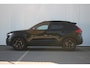 Volvo XC40 B4 AUT7 197PK Plus Black Edition, Panoramisch Schuif-/Kanteldak, Adaptieve Cruise Control met Pilot Assist, Premium Audio by Harman Kardon, Elektrisch bedienbare bestuurdersstoel met geheugen, 360 Parkeercamera, Park Assist voor + achter, Verwarmbare voorstoelen + stuurwiel, Adaptieve koplampen, 20'' Lichtmetalen wielen