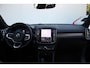 Volvo XC40 B4 AUT7 197PK Plus Black Edition, Panoramisch Schuif-/Kanteldak, Adaptieve Cruise Control met Pilot Assist, Premium Audio by Harman Kardon, Elektrisch bedienbare bestuurdersstoel met geheugen, 360 Parkeercamera, Park Assist voor + achter, Verwarmbare voorstoelen + stuurwiel, Adaptieve koplampen, 20'' Lichtmetalen wielen
