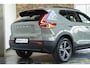 Volvo XC40 B4 Plus Dark | Trekhaak Semi-elektrisch | Adaptieve Cruise Control | Pilot Assist | Verwarmbare voorstoelen | Verwarmbaar stuurwiel | Blind Spot Information System | Verwarmbare voorruit | Parkeercamera | Parkeersensoren voor + achter |