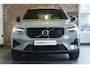 Volvo XC40 B4 Plus Dark | Trekhaak Semi-elektrisch | Adaptieve Cruise Control | Pilot Assist | Verwarmbare voorstoelen | Verwarmbaar stuurwiel | Blind Spot Information System | Verwarmbare voorruit | Parkeercamera | Parkeersensoren voor + achter |