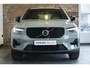 Volvo XC40 B4 Plus Dark | Trekhaak Semi-elektrisch | Adaptieve Cruise Control | Pilot Assist | Verwarmbare voorstoelen | Verwarmbaar stuurwiel | Blind Spot Information System | Verwarmbare voorruit | Parkeercamera | Parkeersensoren voor + achter |