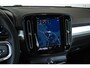 Volvo XC40 B4 Plus Dark | Trekhaak Semi-elektrisch | Adaptieve Cruise Control | Pilot Assist | Verwarmbare voorstoelen | Verwarmbaar stuurwiel | Blind Spot Information System | Verwarmbare voorruit | Parkeercamera | Parkeersensoren voor + achter |