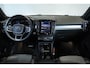 Volvo XC40 B4 Plus Dark | Trekhaak Semi-elektrisch | Adaptieve Cruise Control | Pilot Assist | Verwarmbare voorstoelen | Verwarmbaar stuurwiel | Blind Spot Information System | Verwarmbare voorruit | Parkeercamera | Parkeersensoren voor + achter |