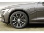 Volvo V60 T6 Automaat Plug-in hybrid AWD Plus Dark | Harman/Kardon Premium Geluidssysteem | Elektrisch Verwarmbare Voorruit | Trekhaak Semi Elektrisch Inklapbaar | Elektrisch Verstelbare Voorstoelen | Stoelverwarming Voor- en Achter | Stuurverwarming | Lederen Bekleding | 360 Graden Parkeercamera | BLIS Dodehoekdetectie |