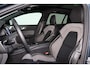 Volvo V60 T6 Recharge AWD Plus Dark - Panorama/schuifdak - IntelliSafe Assist & Surround - Parkeercamera achter - Verwarmde voorstoelen, stuur & achterbank - Parkeersensoren voor & achter - Elektr. bedienb. voorstoelen met geheugen - Elektr. inklapbare trekhaak - 18' LMV