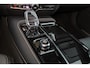 Volvo V60 T6 Recharge AWD Plus Dark - Panorama/schuifdak - IntelliSafe Assist & Surround - Parkeercamera achter - Verwarmde voorstoelen, stuur & achterbank - Parkeersensoren voor & achter - Elektr. bedienb. voorstoelen met geheugen - Elektr. inklapbare trekhaak - 18' LMV