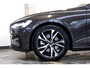 Volvo V60 B4 Plus Dark | Elektrisch verstelbare stoelen | Semi Elektrische Wegklapbare Trekhaak | Stuurverwarming | Adaptive cruise control | Parkeercamera | Parkeersensoren voor + achter | Stoelverwarming | Parkeerverwarming