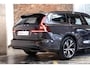 Volvo V60 B4 Plus Dark | Elektrisch verstelbare stoelen | Semi Elektrische Wegklapbare Trekhaak | Stuurverwarming | Adaptive cruise control | Parkeercamera | Parkeersensoren voor + achter | Stoelverwarming | Parkeerverwarming