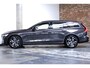 Volvo V60 B4 Plus Dark | Elektrisch verstelbare stoelen | Semi Elektrische Wegklapbare Trekhaak | Stuurverwarming | Adaptive cruise control | Parkeercamera | Parkeersensoren voor + achter | Stoelverwarming | Parkeerverwarming