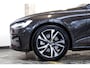 Volvo V60 B4 Plus Dark | Elektrisch verstelbare stoelen | Semi Elektrische Wegklapbare Trekhaak | Stuurverwarming | Adaptive cruise control | Parkeercamera | Parkeersensoren voor + achter | Stoelverwarming | Parkeerverwarming