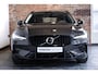Volvo V60 B4 Plus Dark | Elektrisch verstelbare stoelen | Semi Elektrische Wegklapbare Trekhaak | Stuurverwarming | Adaptive cruise control | Parkeercamera | Parkeersensoren voor + achter | Stoelverwarming | Parkeerverwarming