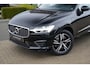 Volvo XC60 2.0 T8 Twin Engine AWD R-Design | Dealer onderhouden | Bowers & Wilkins | Luchtvering | Trekhaak | Head-up display | Parkeercamera | Standkachel | Panoramisch schuif/kanteldak | Apple CarPlay | Adaptieve cruise control | BLIS |