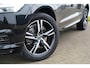 Volvo XC60 2.0 T8 Twin Engine AWD R-Design | Dealer onderhouden | Bowers & Wilkins | Luchtvering | Trekhaak | Head-up display | Parkeercamera | Standkachel | Panoramisch schuif/kanteldak | Apple CarPlay | Adaptieve cruise control | BLIS |