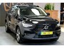 Volvo XC40 1.5 T4 Plug-in Hybrid 155kW/211pk DCT7 Plus Dark FACELIFT! HARMAN/KARDON PREMIUM + EL.TREKHAAK + CLIMA + CRUISE + NAVI SENSUS + LANE ASSIST + SPORTSTOELEN + KEYLESS ENTRY&GO + EL.ACHTERKLEP + CAMERA + PD-GLASS + PARKSENSOREN V&A + 18" LM-VELGEN!!