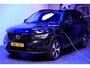 Volvo XC40 1.5 T4 Plug-in Hybrid 155kW/211pk DCT7 Plus Dark FACELIFT! HARMAN/KARDON PREMIUM + EL.TREKHAAK + CLIMA + CRUISE + NAVI SENSUS + LANE ASSIST + SPORTSTOELEN + KEYLESS ENTRY&GO + EL.ACHTERKLEP + CAMERA + PD-GLASS + PARKSENSOREN V&A + 18" LM-VELGEN!!