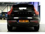 Volvo XC40 1.5 T4 Plug-in Hybrid 155kW/211pk DCT7 Plus Dark FACELIFT! HARMAN/KARDON PREMIUM + EL.TREKHAAK + CLIMA + CRUISE + NAVI SENSUS + LANE ASSIST + SPORTSTOELEN + KEYLESS ENTRY&GO + EL.ACHTERKLEP + CAMERA + PD-GLASS + PARKSENSOREN V&A + 18" LM-VELGEN!!