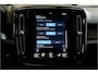 Volvo XC40 1.5 T4 Plug-in Hybrid 155kW/211pk DCT7 Plus Dark FACELIFT! HARMAN/KARDON PREMIUM + EL.TREKHAAK + CLIMA + CRUISE + NAVI SENSUS + LANE ASSIST + SPORTSTOELEN + KEYLESS ENTRY&GO + EL.ACHTERKLEP + CAMERA + PD-GLASS + PARKSENSOREN V&A + 18" LM-VELGEN!!