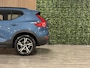 Volvo XC40 B4 Plus Dark | Trekhaak | All Season banden | Harman Kardon | Bestuurdersstoel elektrisch geheugen | Adaptieve Cruise Control | Stoel en Stuurwielverwarming | Google Infotainment | Parkeercamera | Pilot Assist | BLIS Dode Hoek Detectie | Keyless Drive | P