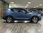 Volvo XC40 B4 Plus Dark | Trekhaak | All Season banden | Harman Kardon | Bestuurdersstoel elektrisch geheugen | Adaptieve Cruise Control | Stoel en Stuurwielverwarming | Google Infotainment | Parkeercamera | Pilot Assist | BLIS Dode Hoek Detectie | Keyless Drive | P