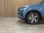 Volvo XC40 B4 Plus Dark | Trekhaak | All Season banden | Harman Kardon | Bestuurdersstoel elektrisch geheugen | Adaptieve Cruise Control | Stoel en Stuurwielverwarming | Google Infotainment | Parkeercamera | Pilot Assist | BLIS Dode Hoek Detectie | Keyless Drive | P