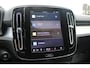 Volvo XC40 B4 Plus Dark | Premium audio by Harman Kardon | Verwarmbare voorstoelen, stuurwiel en voorruit | Apple carplay/Android auto | 18 inch Lichtmetalen velgen | Achteruitrijcamera | Semi Elektr. Trekhaak |