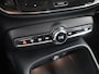 Volvo XC40 2.0 B4 Momentum Business | Navigatie | Parkeercamera | Stoel/Stuurverwarming | Keyless Go | Cruise Control Adaptief |