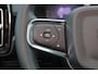 Volvo EC40 Performance Ultra Black Edition 82 kWh - Panoramadak - IntelliSafe Assist & Surround - 360º Camera - Harman/Kardon audio - Verwarmde voorstoelen, stuur & achterbank - Parkeersensoren voor & achter - Elektr. bedienb. voorstoelen met geheugen links - Draadloze tel. lader - Warmtepomp - Extra getint glas - Elektr. inklapbare trekhaak - 20' LMV