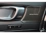 Volvo EC40 Performance Ultra Black Edition 82 kWh - Panoramadak - IntelliSafe Assist & Surround - 360º Camera - Harman/Kardon audio - Verwarmde voorstoelen, stuur & achterbank - Parkeersensoren voor & achter - Elektr. bedienb. voorstoelen met geheugen links - Draadloze tel. lader - Warmtepomp - Extra getint glas - Elektr. inklapbare trekhaak - 20' LMV