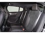 Volvo EC40 Performance Ultra Black Edition 82 kWh - Panoramadak - IntelliSafe Assist & Surround - 360º Camera - Harman/Kardon audio - Verwarmde voorstoelen, stuur & achterbank - Parkeersensoren voor & achter - Elektr. bedienb. voorstoelen met geheugen links - Draadloze tel. lader - Warmtepomp - Extra getint glas - Elektr. inklapbare trekhaak - 20' LMV