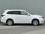 Mitsubishi Outlander 2.4 PHEV Instyle / Full Options! / Dealer Onderhouden / Trekhaak 1.500 KG Trekgewicht / Schuif- & Kanteldak / Lederen Bekelding / Stoel- & Stuurverwarmng / Adaptieve Cruise Control / Climate Control / Fabrieksgarantie t/m 07-12-2026 /