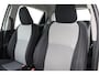 Toyota Yaris 1.0 VVT-i Comfort | Origineel NL | Airco | Rijstrooksensor | Grootlichtassistent | Multifunctioneel stuurwiel | Elektrische ramen voor | Bluetooth | Radio CD speler