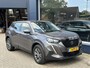 Peugeot 2008 1.2 Turbo 130 PK Active | All season banden | Volledig dealer onderhouden | 6 Versnellingsbak | Trekhaak 1200 KG | Navigatie via Telefoon | Stoelverwarming | Airconditioning | Lichtmetalen Velgen | Parkeersensoren | LED Verlichting | Apple Carplay & Android Auto |