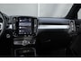 Volvo XC40 B4 Plus Dark | Verwarmbare Voorstoelen en Stuurwiel | Semi-Elektrische Trekhaak | Verwarmbare Voorruit | Premium Audio by Harman Kardon | Adaptieve Cruise Control | Park Assist